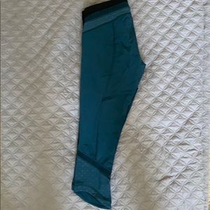 Very cute cropped athletic pants.